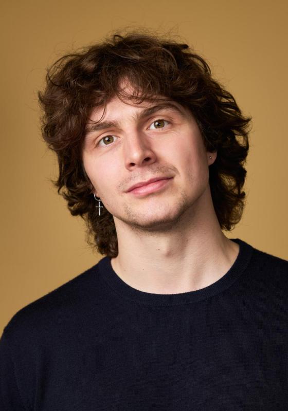 Image of Sam Williams, performer, in front of a beige background